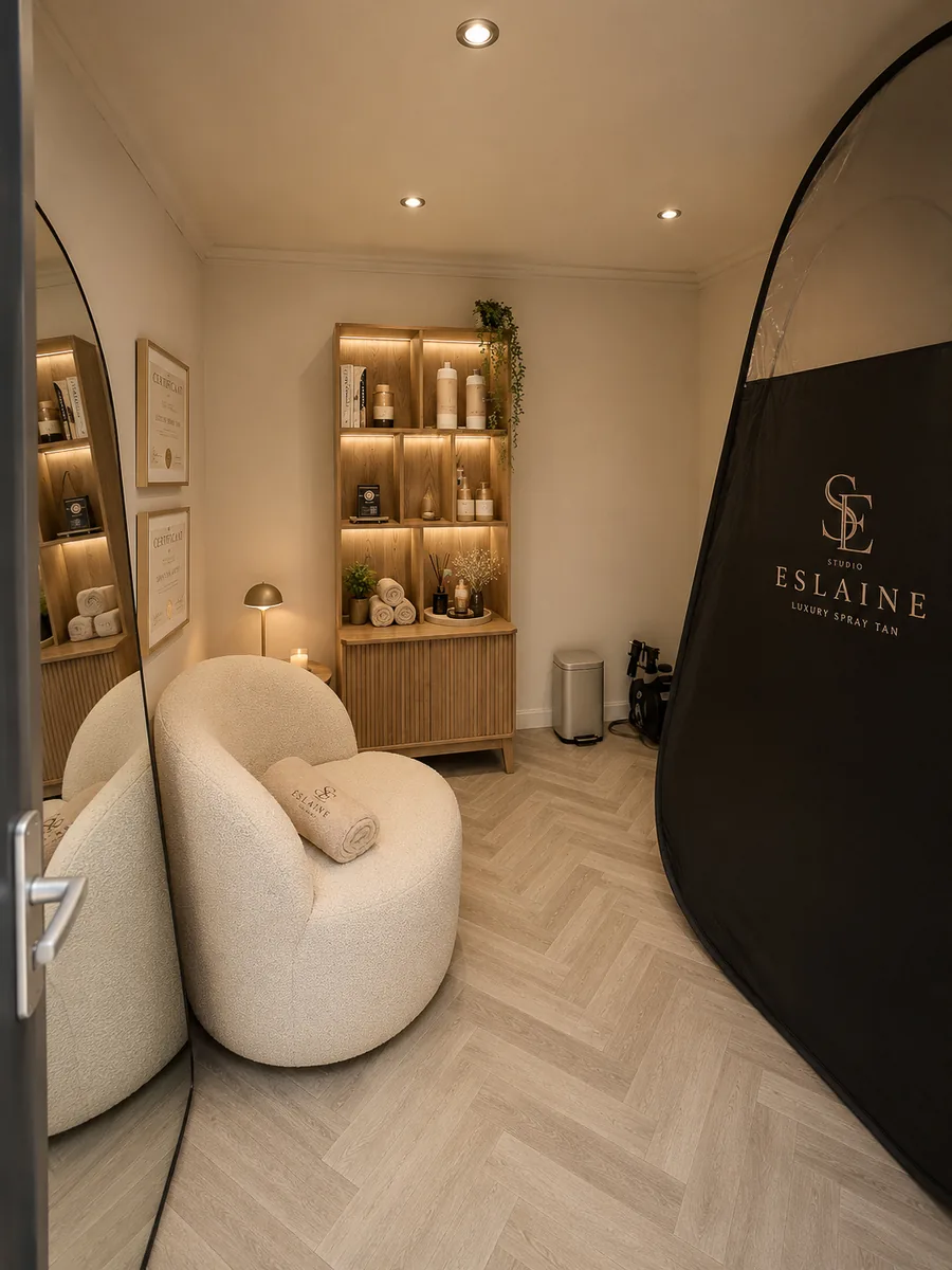 Studio Eslaine spray tan studio aan huis met spray tan cabine, marmer en warme tinten
