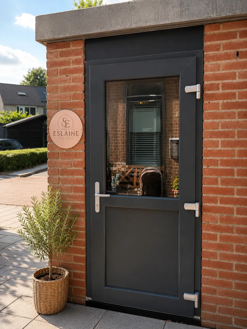 Entree van Studio Eslaine met logo op de gevel